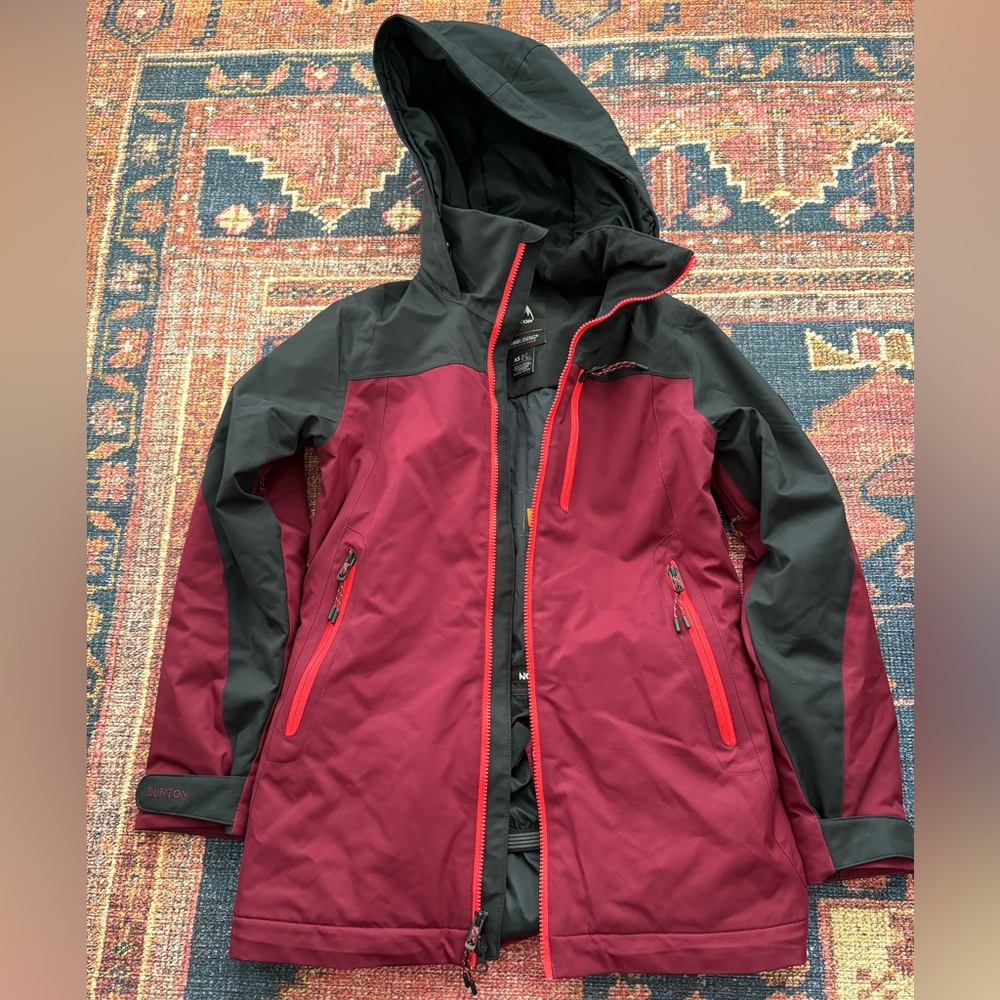 Burton XS snowboarding jacket in true black/mulled wine